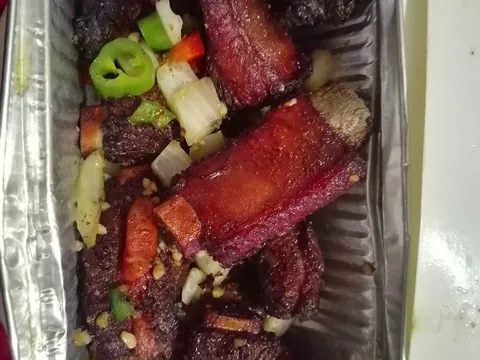 Barbecue spare ribs in a takeaway container