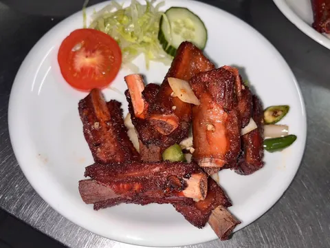 Peking spare ribs with tomato and cucumber
