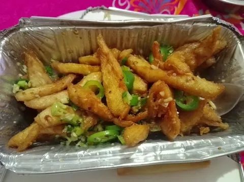Salt and pepper chips with chilli and onion